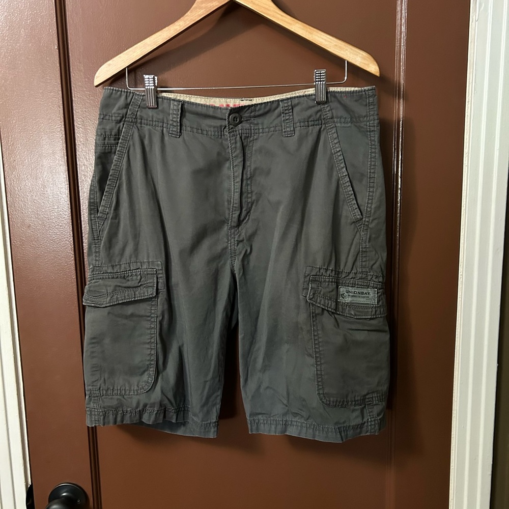 UNIONBAY grey cargo shorts; size 32